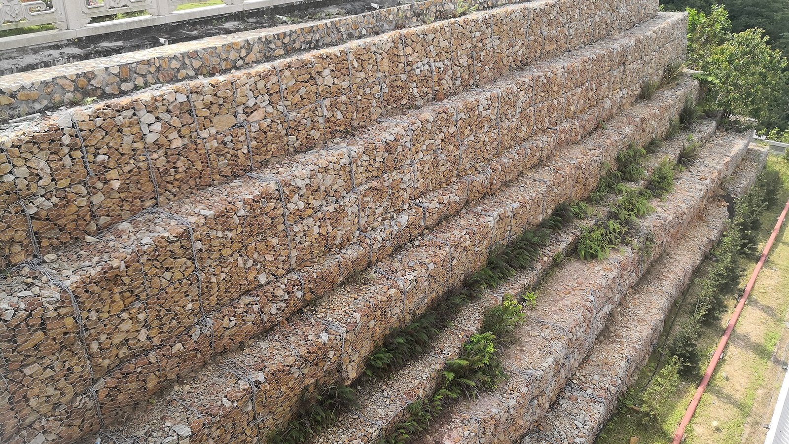 Mur de gabions en terrasses remplis de pierres concassées